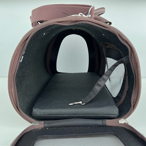 FETCHING BROWN CAT CARRIER APPROXIMATELY 18 x 11 x 12 - Picture 14 of 16